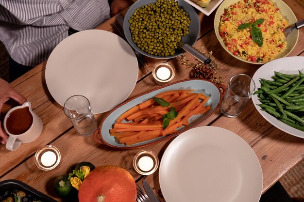 Zestaw naczyń i jedzenia